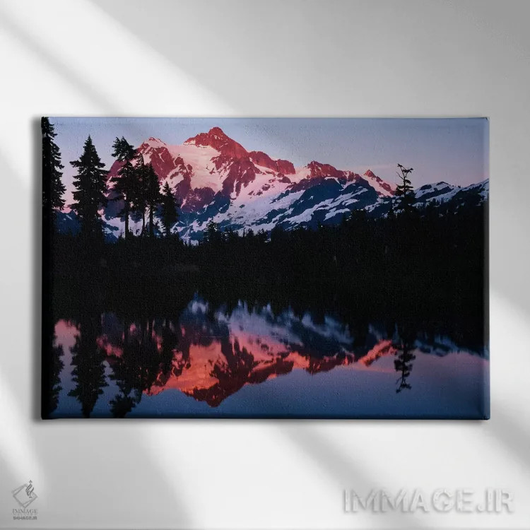 تابلو کوه شوکسان و انعکاس آن در دریاچهٔ پیکچر هنگام غروب، پارک ملی کاسکیدز شمالی، واشنگتن، آمریکا اثر آدام جونز - نمای روبهرو روی دیوار
