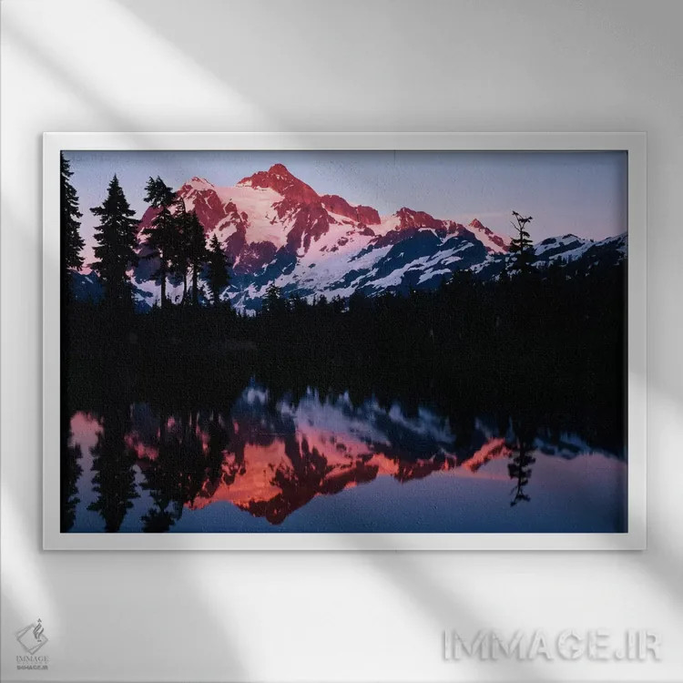 تابلو کوه شوکسان و انعکاس آن در دریاچهٔ پیکچر هنگام غروب، پارک ملی کاسکیدز شمالی، واشنگتن، آمریکا اثر آدام جونز - نمای قابدار سفید