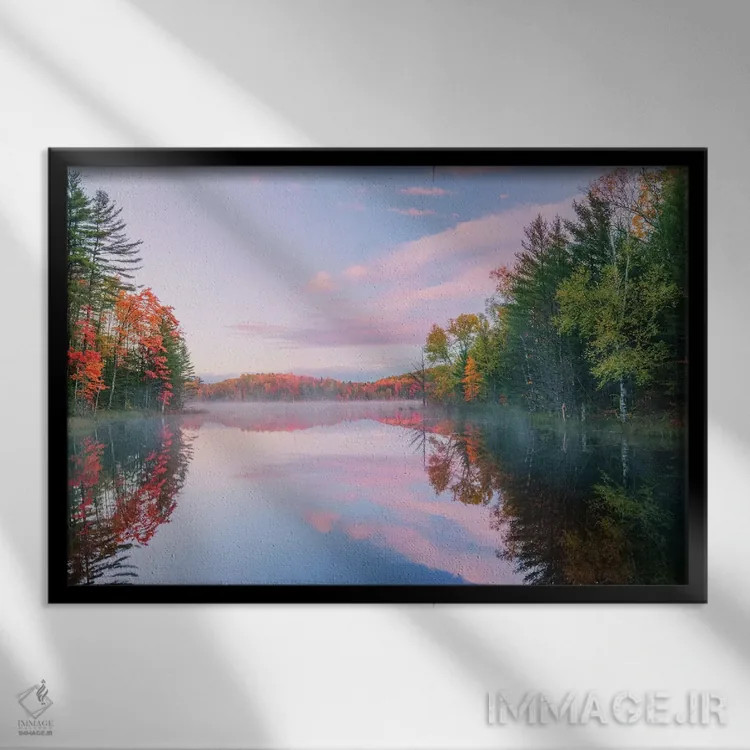 تابلو رنگهای پاییزی و مه بر دریاچه کانسل در طلوع، جنگل ملی هیاواتا، میشیگان اثر آدام جونز - نمای قابدار مشکی