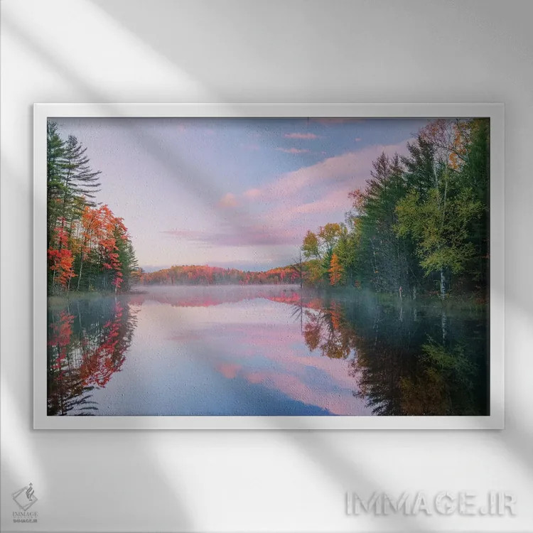 تابلو رنگهای پاییزی و مه بر دریاچه کانسل در طلوع، جنگل ملی هیاواتا، میشیگان اثر آدام جونز - نمای قابدار سفید