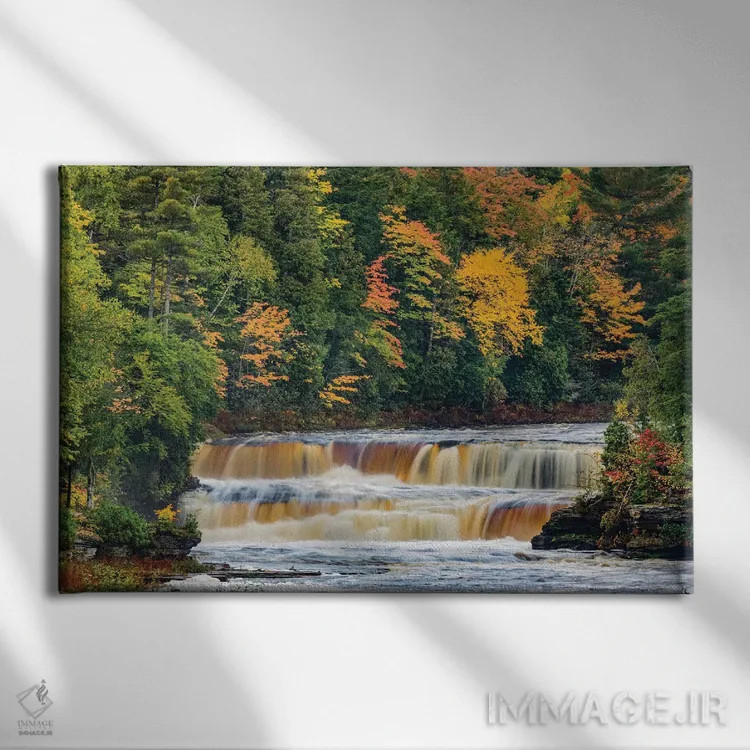 تابلو آبشار پلکانی در آبشار تاکوامنون در پاییز، پارک ایالتی آبشار تاکوامنون، میشیگان اثر آدام جونز - نمای روبهرو روی دیوار