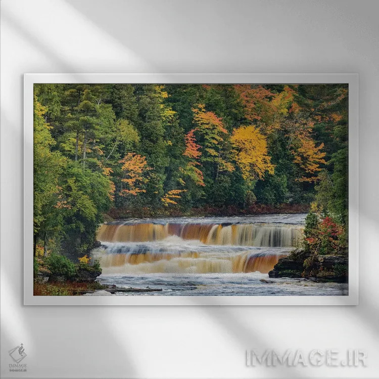 تابلو آبشار پلکانی در آبشار تاکوامنون در پاییز، پارک ایالتی آبشار تاکوامنون، میشیگان اثر آدام جونز - نمای قابدار سفید