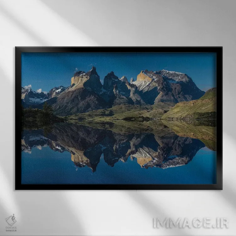 تابلو کورنوس دل پائینه در غروب آفتاب، پارک ملی تورس دل پائینه، شیلی، پاتاگونیا اثر آدام جونز - نمای قابدار مشکی