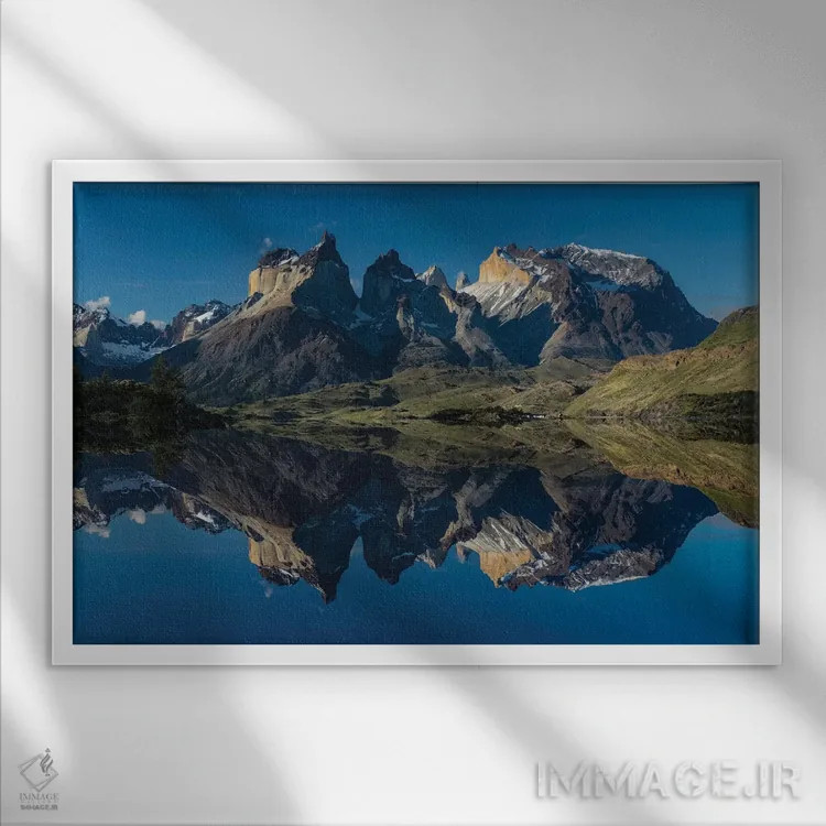 تابلو کورنوس دل پائینه در غروب آفتاب، پارک ملی تورس دل پائینه، شیلی، پاتاگونیا اثر آدام جونز - نمای قابدار سفید