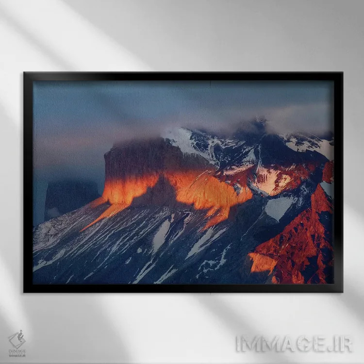 تابلو کوهستان پائینه در غروب، پارک ملی تورس دل پائینه، شیلی، پاتاگونیا (۲) اثر آدام جونز - نمای قابدار مشکی