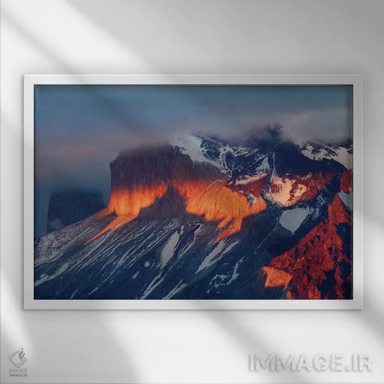 تابلو کوهستان پائینه در غروب، پارک ملی تورس دل پائینه، شیلی، پاتاگونیا (۲) اثر آدام جونز - نمای قابدار سفید