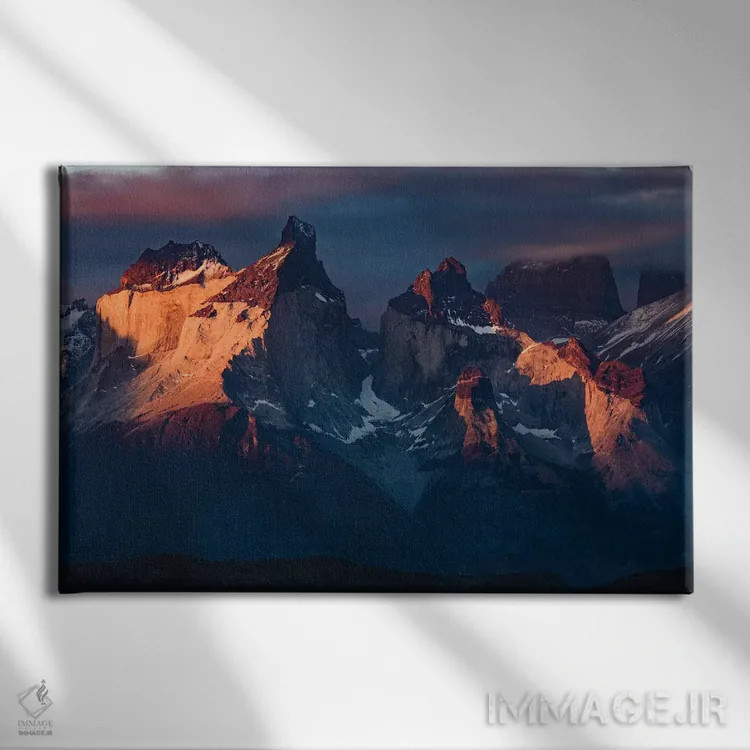 تابلو کوهستان پائینه در غروب، پارک ملی تورس دل پائینه، شیلی، پاتاگونیا (۳) اثر آدام جونز - نمای روبهرو روی دیوار