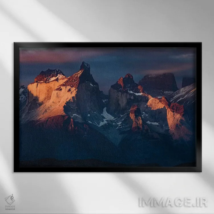 تابلو کوهستان پائینه در غروب، پارک ملی تورس دل پائینه، شیلی، پاتاگونیا (۳) اثر آدام جونز - نمای قابدار مشکی