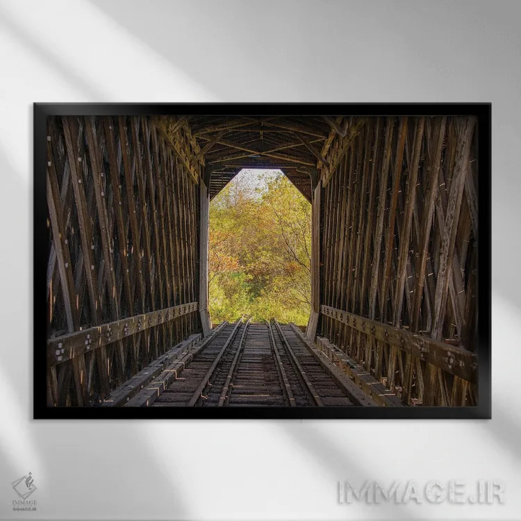 تابلو آمریکا، ورمونت، منظره پاییزی از جاده ۱۵، ولکات، پل قطار روکشدار فیشر (۱۹۰۸)، شهرستان لامویل اثر آلیسون جونز - نمای قابدار مشکی