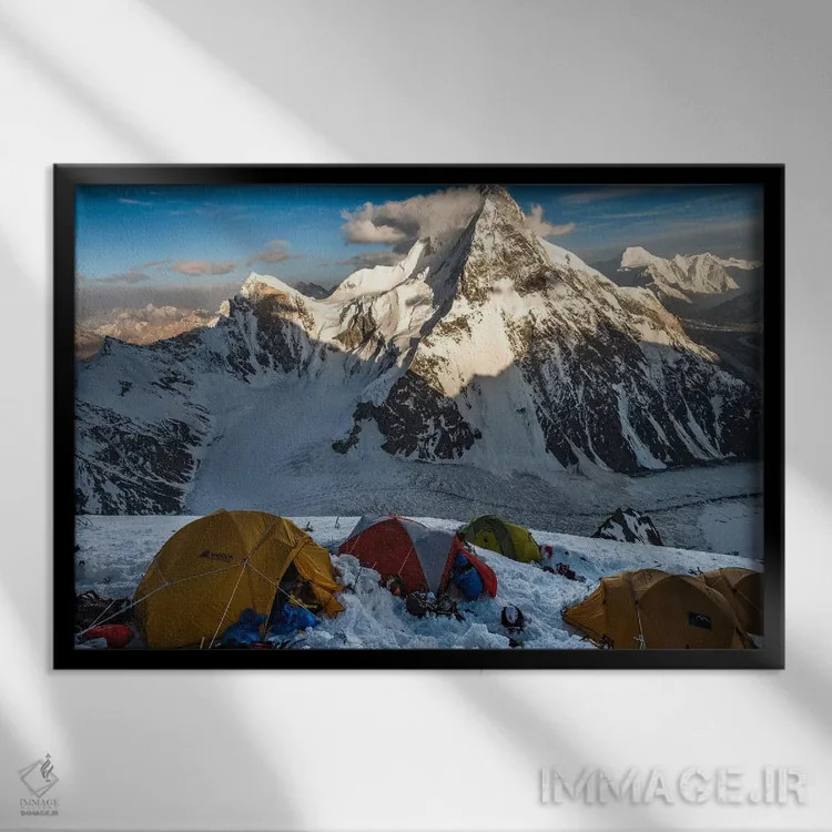 تابلو کمپ ۲، سینهکشی آبروتزی، K2، منطقهٔ گلگت-بلتستان، پاکستان اثر الکس بیوس - نمای قابدار مشکی