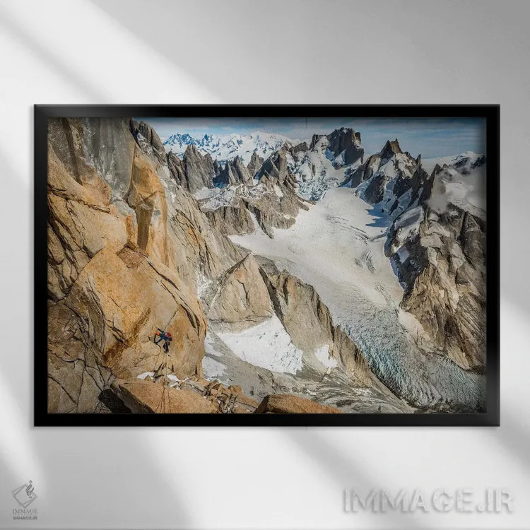 تابلو یک کوهنورد در ارتفاعات مسیر کُمسانا-فونروژ، آگوخا گویوما، پاتاگونیا، آرژانتین اثر الکس بیوس - نمای قابدار مشکی