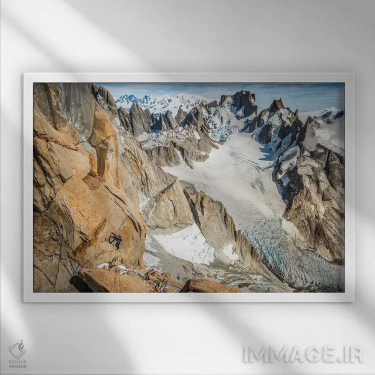 تابلو یک کوهنورد در ارتفاعات مسیر کُمسانا-فونروژ، آگوخا گویوما، پاتاگونیا، آرژانتین اثر الکس بیوس - نمای قابدار سفید