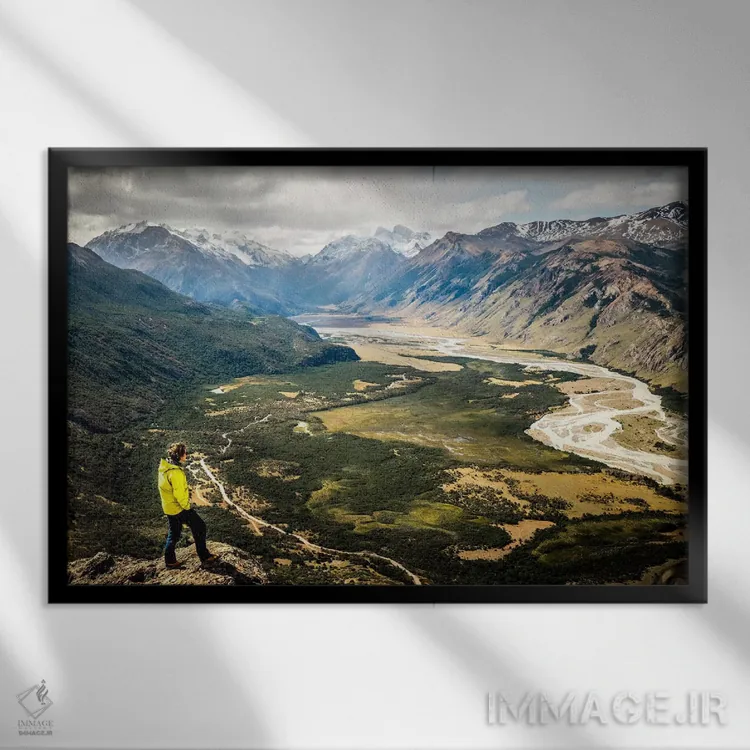 تابلو یک کوهنورد تنها نزدیک قلهٔ سرو روسادو، بالاتر از ال چالتن، پاتاگونیا، آرژانتین اثر الکس بیوس - نمای قابدار مشکی