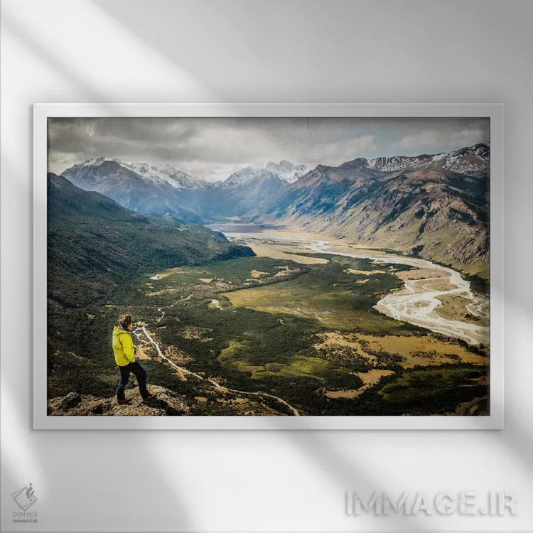 تابلو یک کوهنورد تنها نزدیک قلهٔ سرو روسادو، بالاتر از ال چالتن، پاتاگونیا، آرژانتین اثر الکس بیوس - نمای قابدار سفید