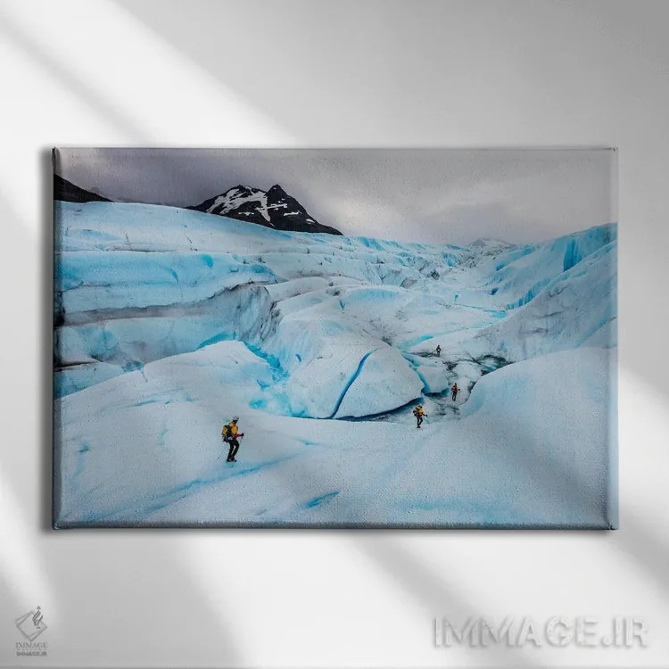 تابلو گروهی از کوهنوردان در حال عبور از یخچال عظیم تِیندال در توره دل پاینه، پاتاگونیا، شیلی اثر الکس بیوس - نمای روبهرو روی دیوار