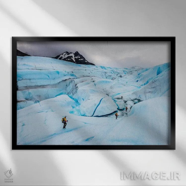تابلو گروهی از کوهنوردان در حال عبور از یخچال عظیم تِیندال در توره دل پاینه، پاتاگونیا، شیلی اثر الکس بیوس - نمای قابدار مشکی