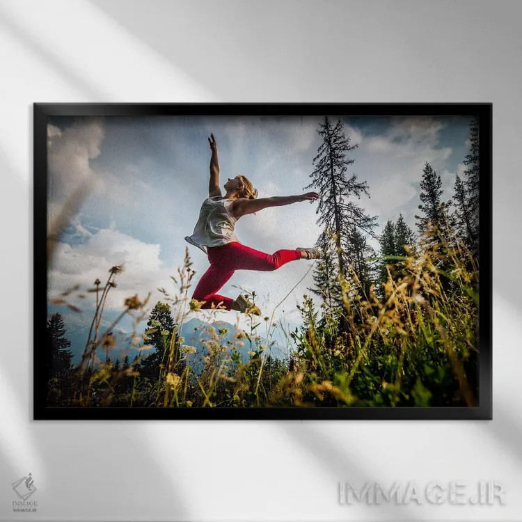 تابلو رقص شاد، رشتهکوه مون بلان، شامونی، اوت سووآ، اورنی-رون-آلپ، فرانسه اثر الکس بیوس - نمای قابدار مشکی