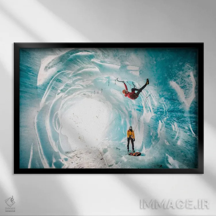 تابلو یک کوهنورد داخل درهٔ یخی مِر دو گلاس، شامونی، اوت سووآ، فرانسه اثر الکس بیوس - نمای قابدار مشکی