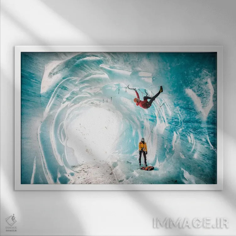 تابلو یک کوهنورد داخل درهٔ یخی مِر دو گلاس، شامونی، اوت سووآ، فرانسه اثر الکس بیوس - نمای قابدار سفید