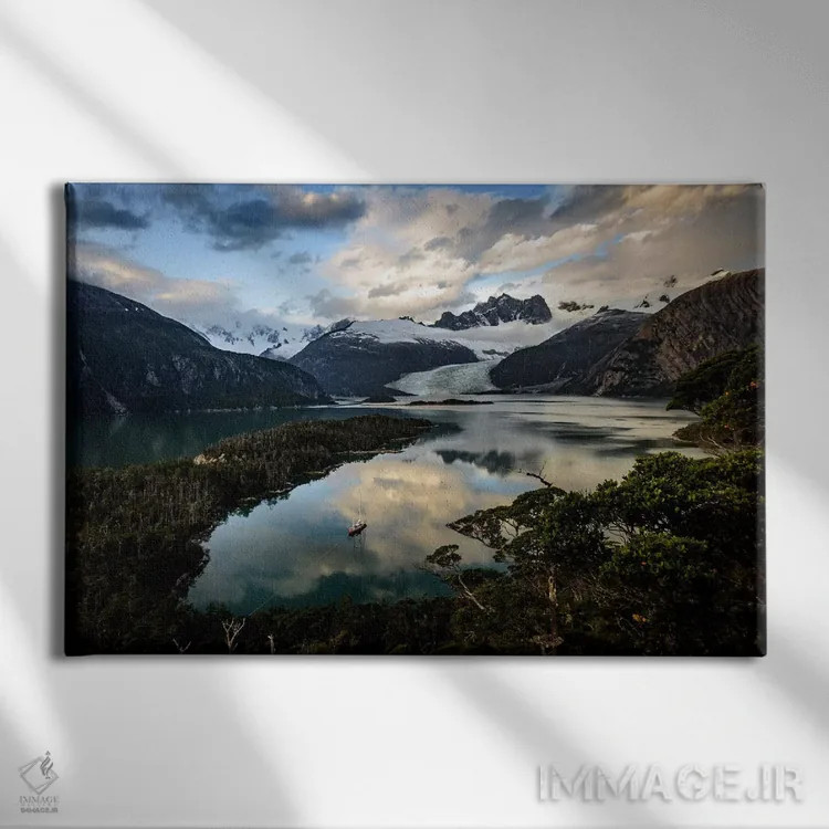 تابلو قایق اکتشافی پهلوگرفته در کالتا بیولیئو، کانال بیگل، مجمعالجزایر تیِرا دل فوِگو، پاتاگونیا اثر الکس بیوس - نمای روبهرو روی دیوار