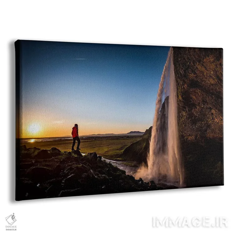 تابلو یک نفر تنها در مقابل سلجالاندفوس، سودورلند، ایسلند، نیمهشب اثر الکس بیوس - نمای پرسپکتیو محصول