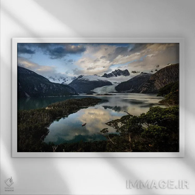 تابلو قایق اکتشافی پهلوگرفته در کالتا بیولیئو، کانال بیگل، مجمعالجزایر تیِرا دل فوِگو، پاتاگونیا اثر الکس بیوس - نمای قابدار سفید