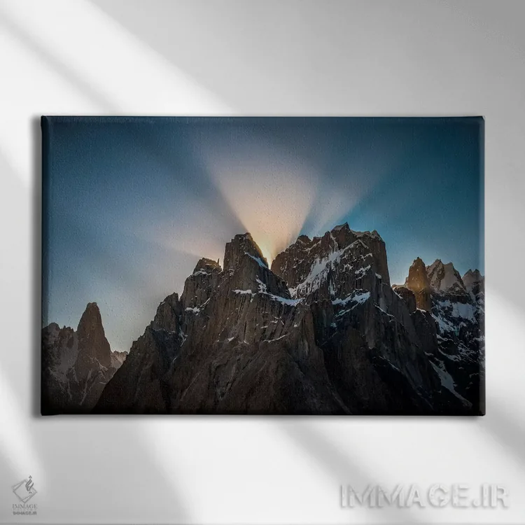 تابلو برجهای ترانگو، بالتورو موستاگ، منطقهٔ گلگت-بلتستان، پاکستان اثر الکس بیوس - نمای روبهرو روی دیوار