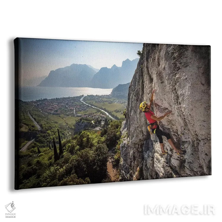 تابلو یک کوهنورد بالای شهر آرکو و دریاچه گاردا، ایتالیا اثر الکس بیوس - نمای پرسپکتیو محصول