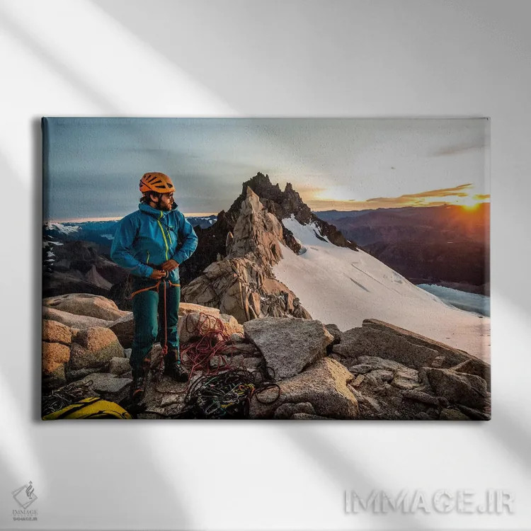 تابلو یک کوهنورد تجهیزاتش را بر آگوخا گویوما، پاتاگونیا، آرژانتین آماده میکند اثر الکس بیوس - نمای روبهرو روی دیوار