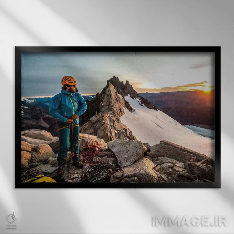 تابلو یک کوهنورد تجهیزاتش را بر آگوخا گویوما، پاتاگونیا، آرژانتین آماده میکند اثر الکس بیوس - نمای قابدار مشکی