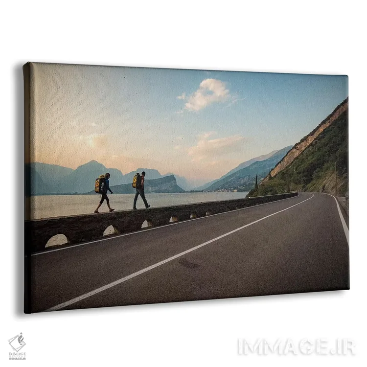تابلو دو کوهنورد در کنار جاده و دریاچه گاردا، آرکو، ترنتینو، ایتالیا به خانه میروند اثر الکس بیوس - نمای پرسپکتیو محصول