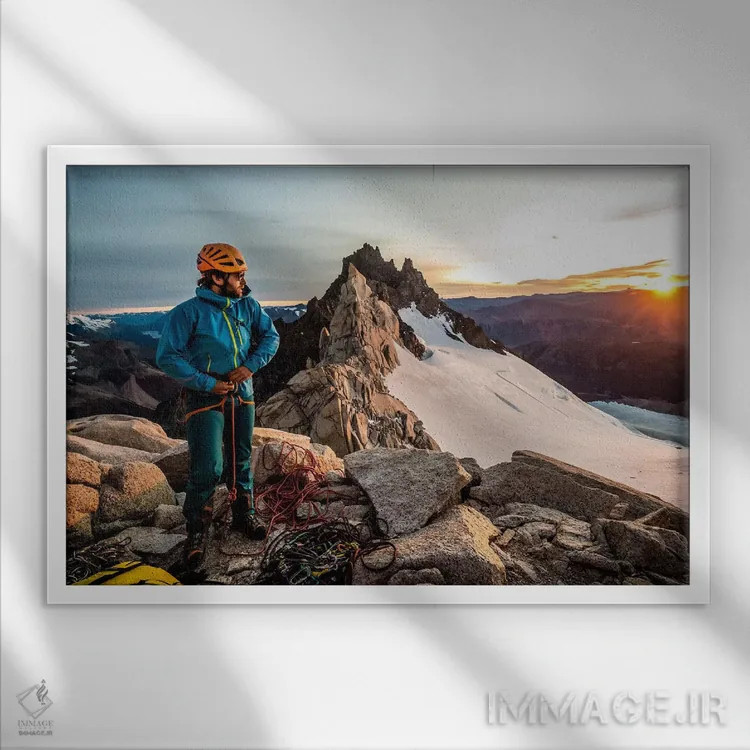 تابلو یک کوهنورد تجهیزاتش را بر آگوخا گویوما، پاتاگونیا، آرژانتین آماده میکند اثر الکس بیوس - نمای قابدار سفید