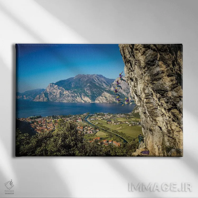 تابلو دنبالهٔ حرکتی سقوط در حال کوهنوردی بر فراز آرکو، ترنتینو، ایتالیا اثر الکس بیوس - نمای روبهرو روی دیوار