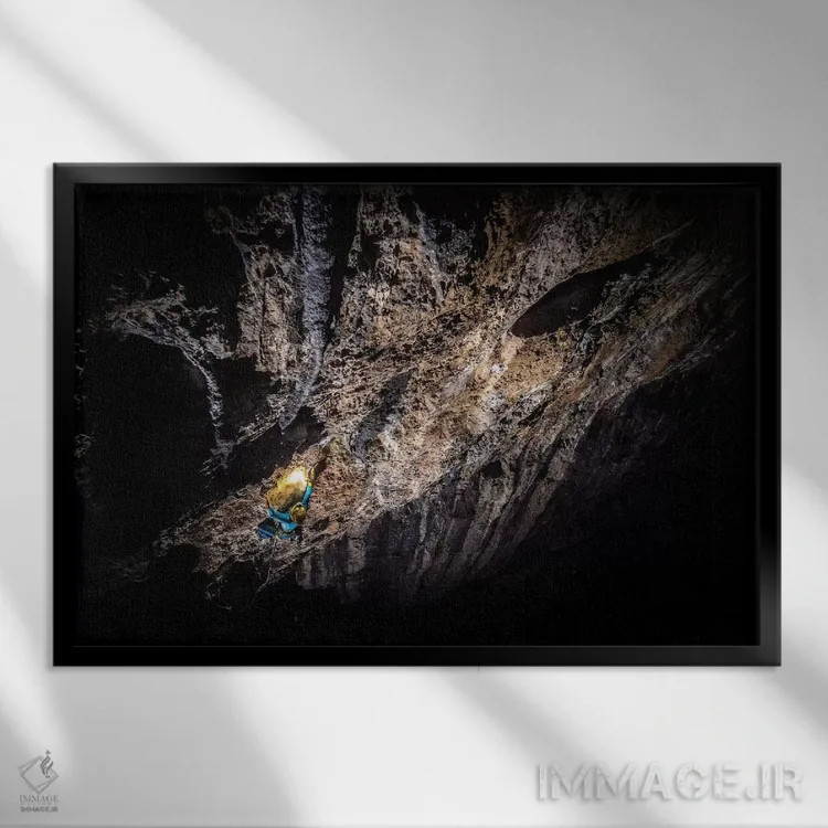 تابلو کوهنوردی در شب در آرکو، ترنتینو، ایتالیا اثر الکس بیوس - نمای قابدار مشکی