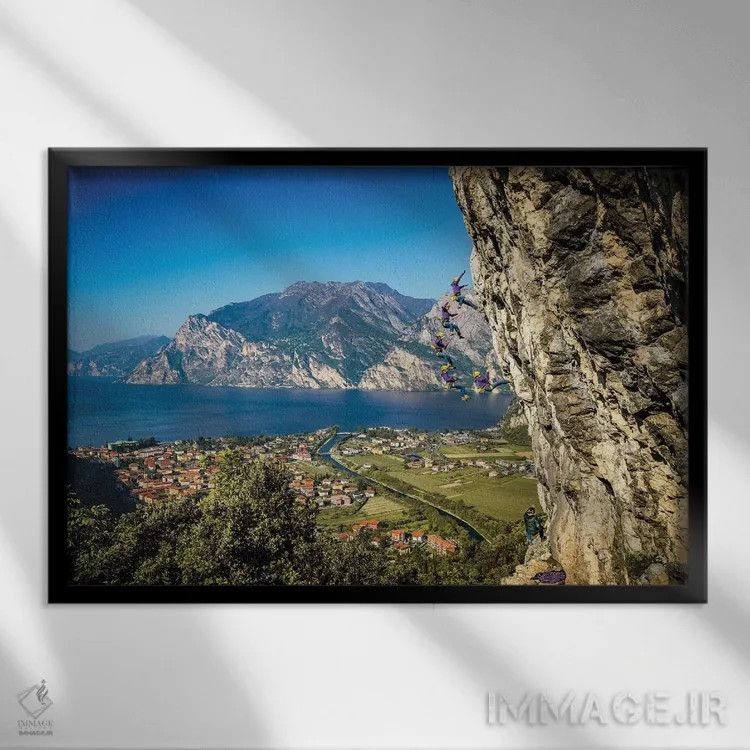 تابلو دنبالهٔ حرکتی سقوط در حال کوهنوردی بر فراز آرکو، ترنتینو، ایتالیا اثر الکس بیوس - نمای قابدار مشکی
