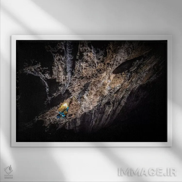 تابلو کوهنوردی در شب در آرکو، ترنتینو، ایتالیا اثر الکس بیوس - نمای قابدار سفید