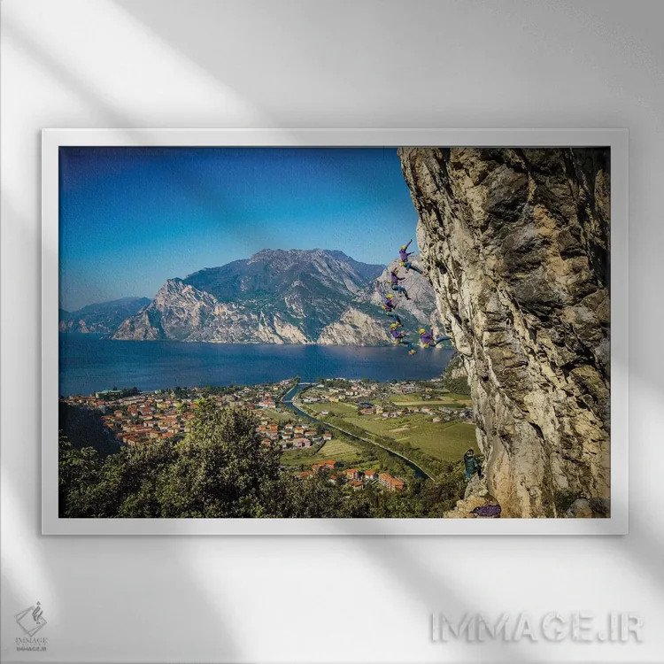 تابلو دنبالهٔ حرکتی سقوط در حال کوهنوردی بر فراز آرکو، ترنتینو، ایتالیا اثر الکس بیوس - نمای قابدار سفید