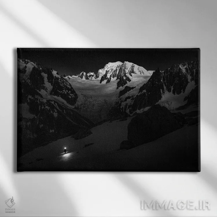 تابلو کوهنوردی بر یخچال دوموئن، با پسزمینه مون بلان، شامونی، فرانسه اثر الکس بیوس - نمای روبهرو روی دیوار