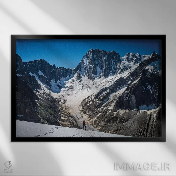 تابلو کوهنوردی بر یخچال دوموئن، با پسزمینه گراند جوراس، شامونی، فرانسه اثر الکس بیوس - نمای قابدار مشکی