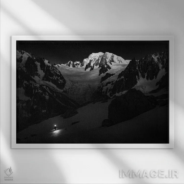 تابلو کوهنوردی بر یخچال دوموئن، با پسزمینه مون بلان، شامونی، فرانسه اثر الکس بیوس - نمای قابدار سفید