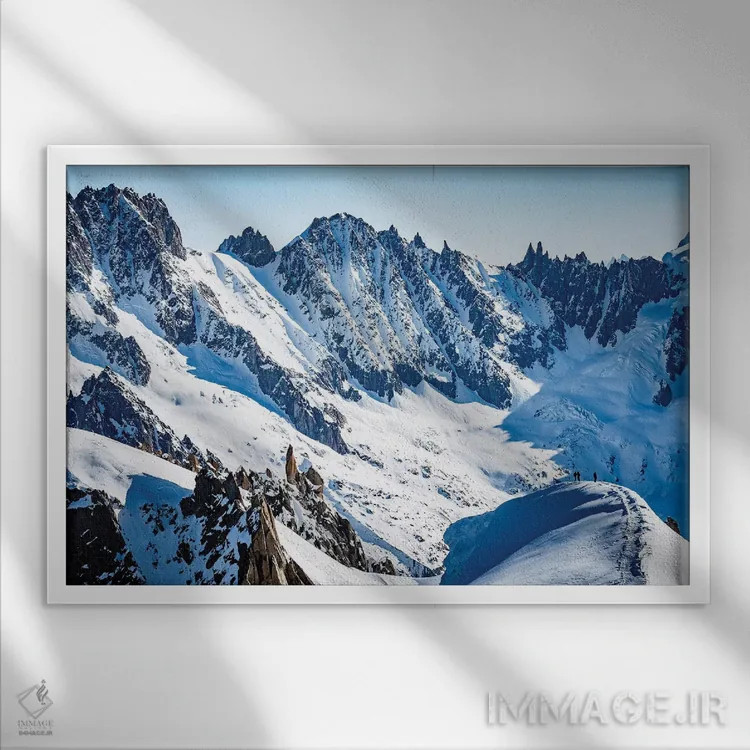تابلو دو کوهنورد روی خطالرأس میدی-پلن، شامونی، فرانسه اثر الکس بیوس - نمای قابدار سفید