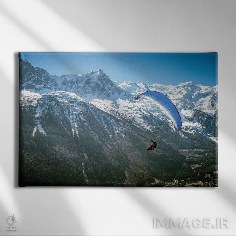 تابلو پاراگلایدر بالای دره شامونی، فرانسه اثر الکس بیوس - نمای روبهرو روی دیوار