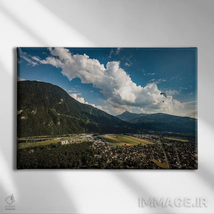 تابلو یک پاراگلایدر بر فراز دره پاسی، اوت سووآ، فرانسه اثر الکس بیوس - نمای روبهرو روی دیوار