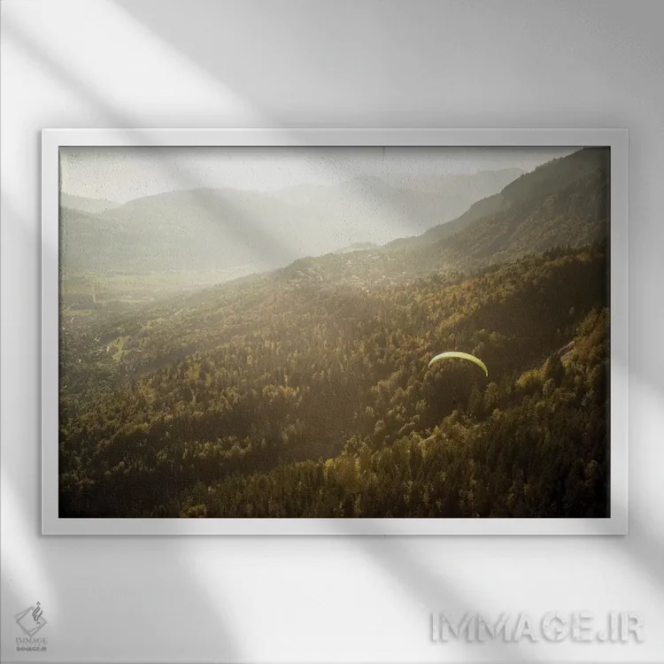 تابلو یک پاراگلایدر بر فراز دره شامونی، فرانسه اثر الکس بیوس - نمای قابدار سفید