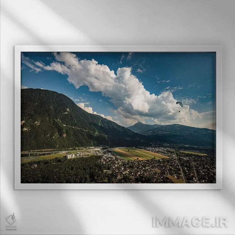 تابلو یک پاراگلایدر بر فراز دره پاسی، اوت سووآ، فرانسه اثر الکس بیوس - نمای قابدار سفید