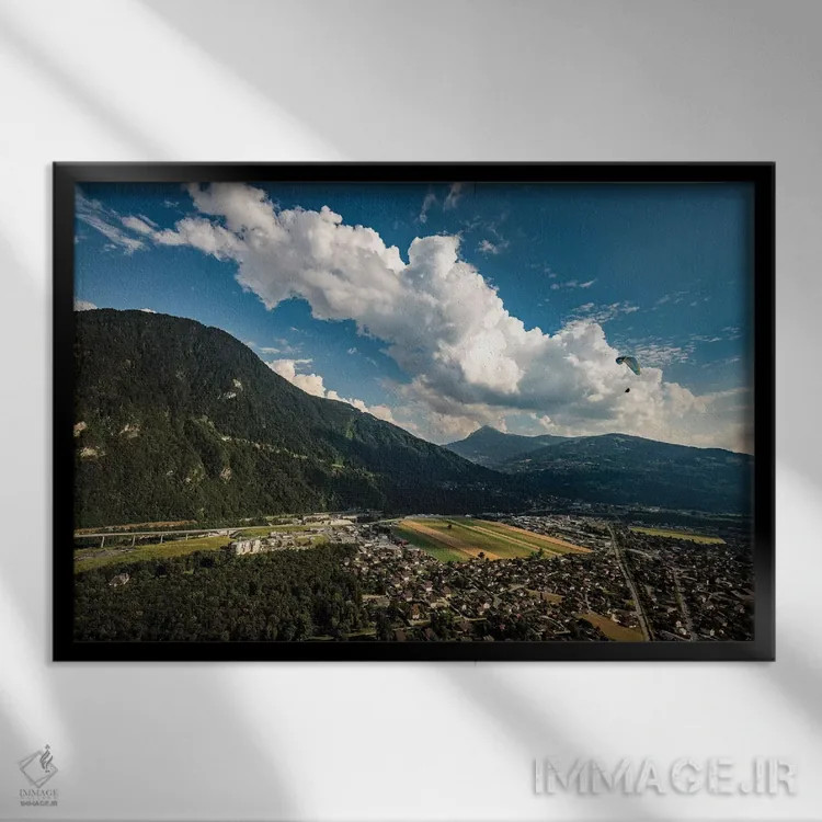 تابلو یک پاراگلایدر بر فراز دره پاسی، اوت سووآ، فرانسه اثر الکس بیوس - نمای قابدار مشکی