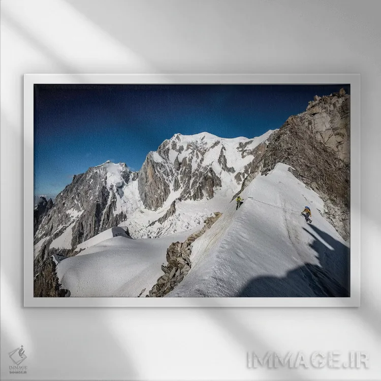 تابلو کوهنورد بر دیواره شرقی تور رونده، شامونی، فرانسه اثر الکس بیوس - نمای قابدار سفید