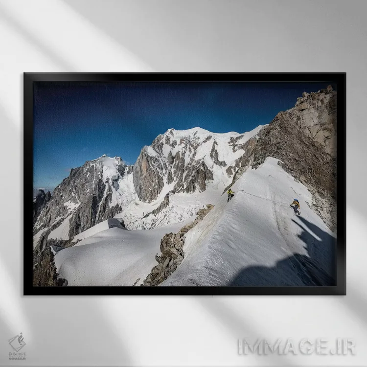 تابلو کوهنورد بر دیواره شرقی تور رونده، شامونی، فرانسه اثر الکس بیوس - نمای قابدار مشکی