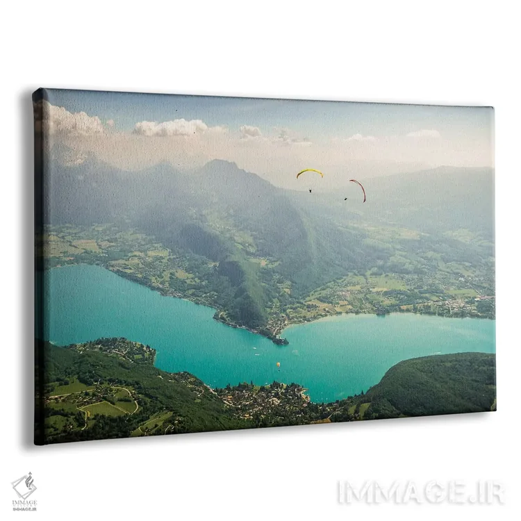 تابلو دو خلبان پاراگلایدر بر فراز دریاچه آنسی، اوت سووآ، فرانسه اثر الکس بیوس - نمای پرسپکتیو محصول