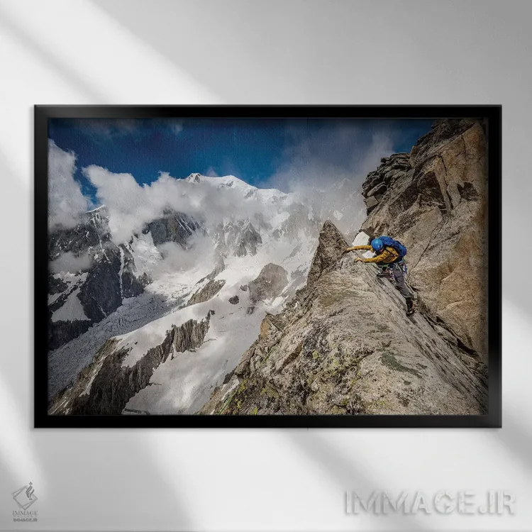تابلو کوهنورد بر تور رونده، شامونی، فرانسه اثر الکس بیوس - نمای قابدار مشکی